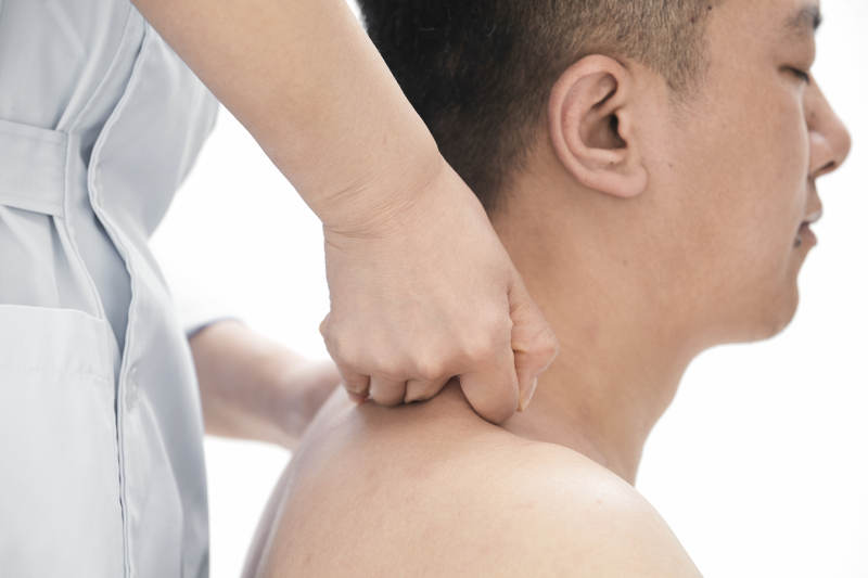 专业按摩师为男子进行肩部按摩图片