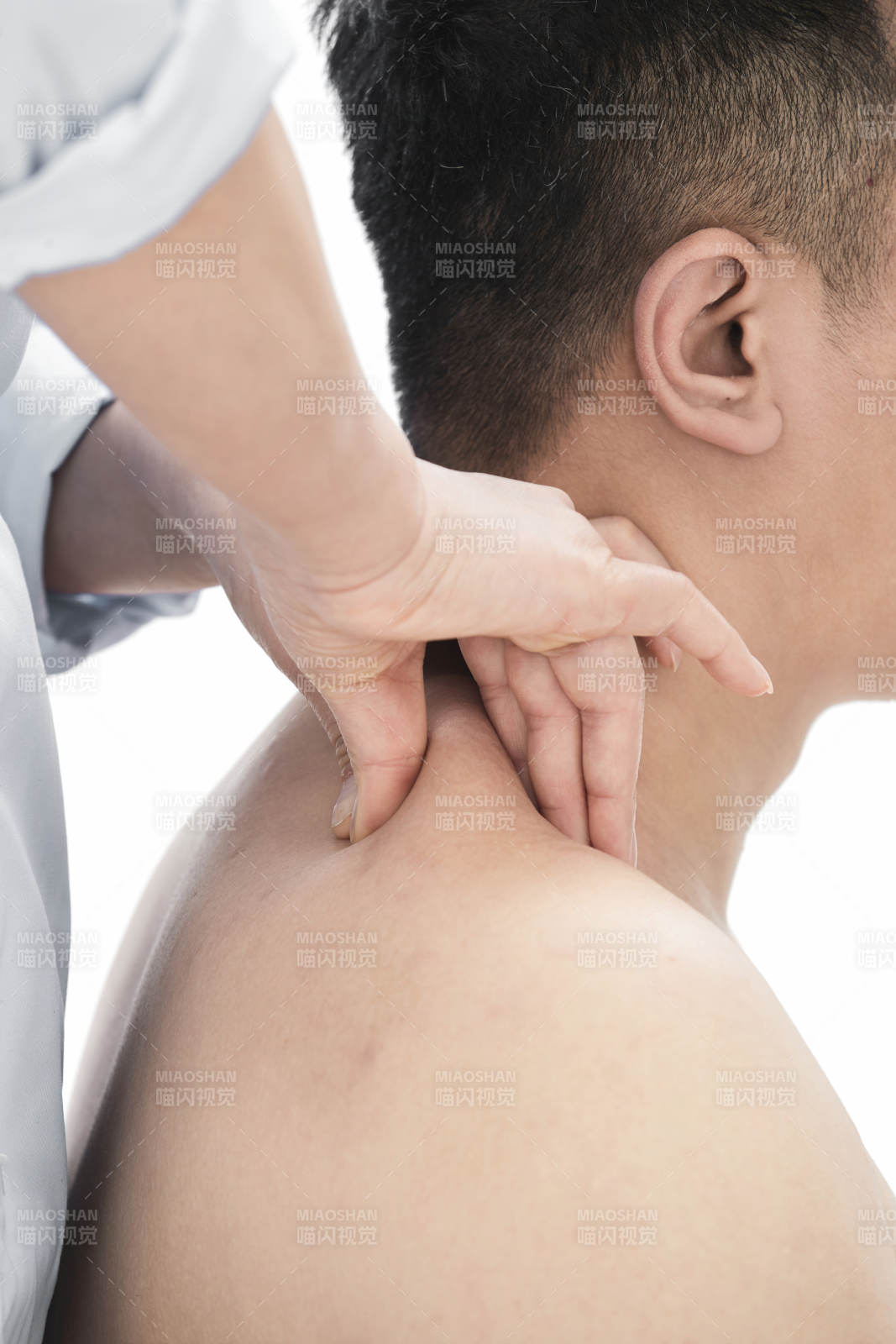 专业按摩师为男子进行肩部按摩图片