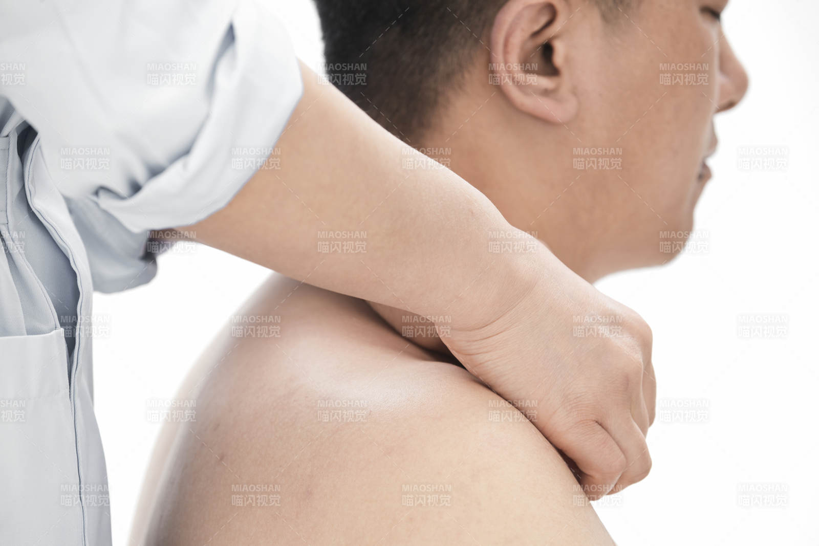 专业按摩师为男子进行肩部按摩图片