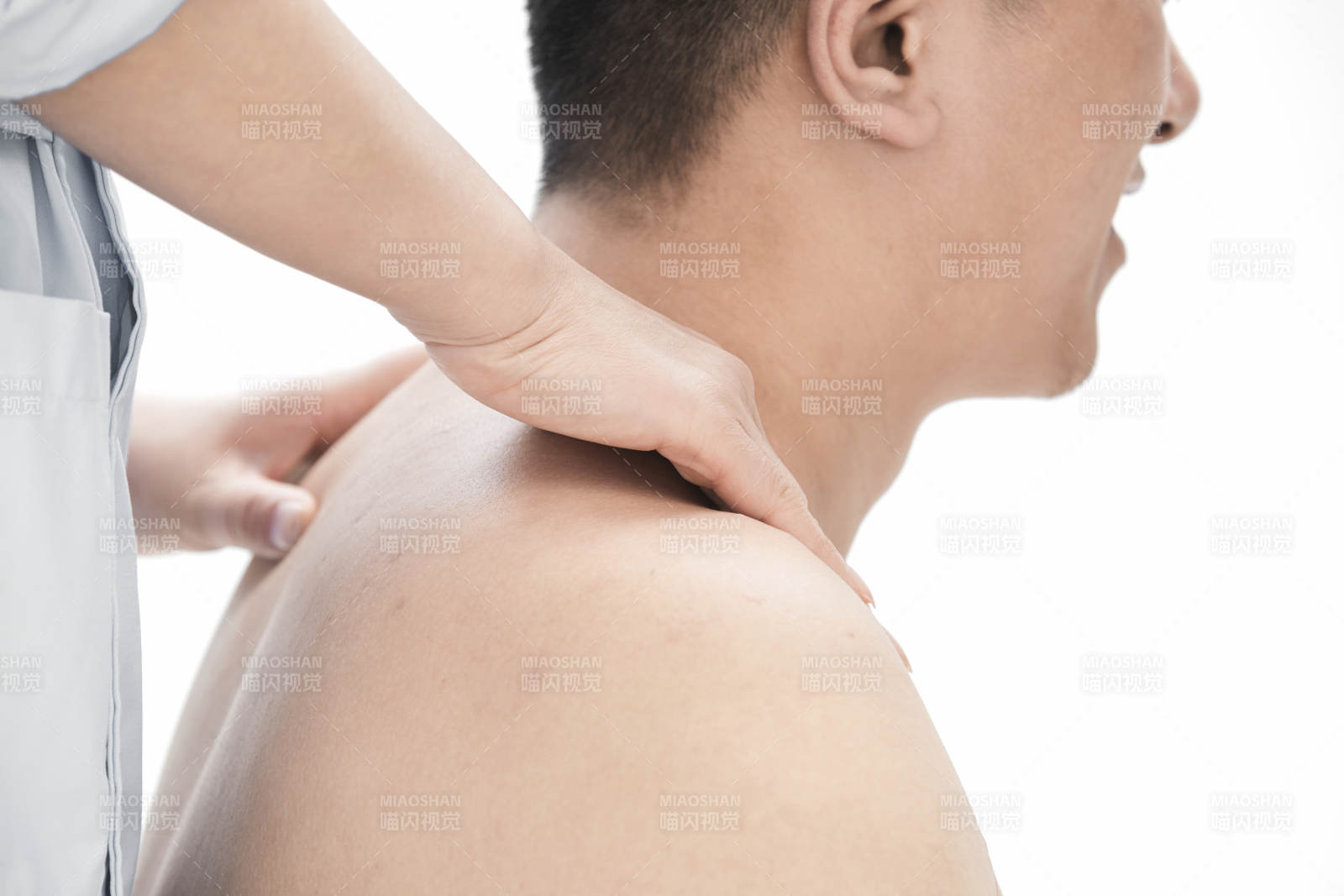 专业按摩师为男子进行肩部按摩图片
