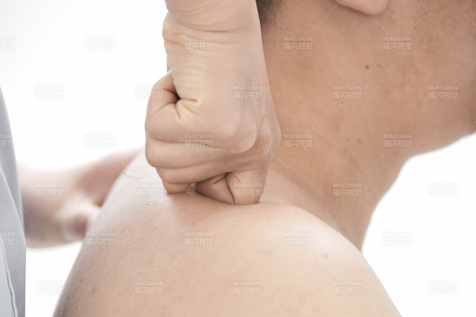 专业按摩师为男子进行肩部按摩图片