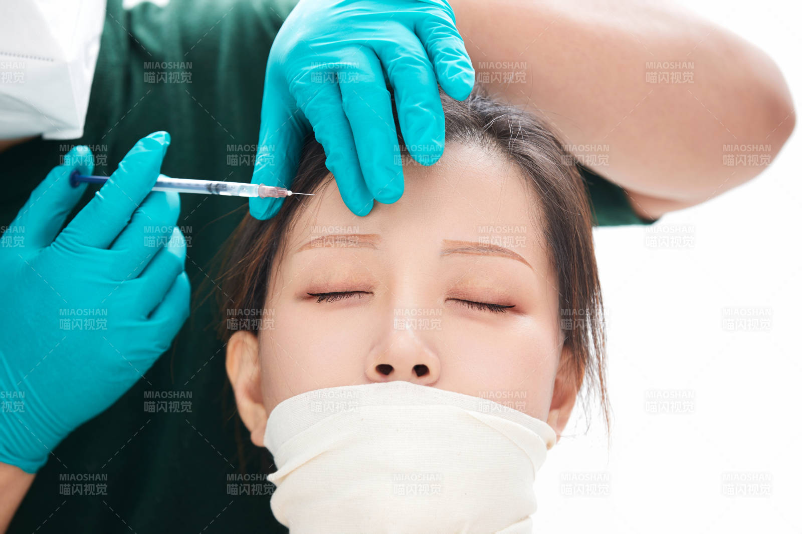 做面部注射整形的亚洲女士图片