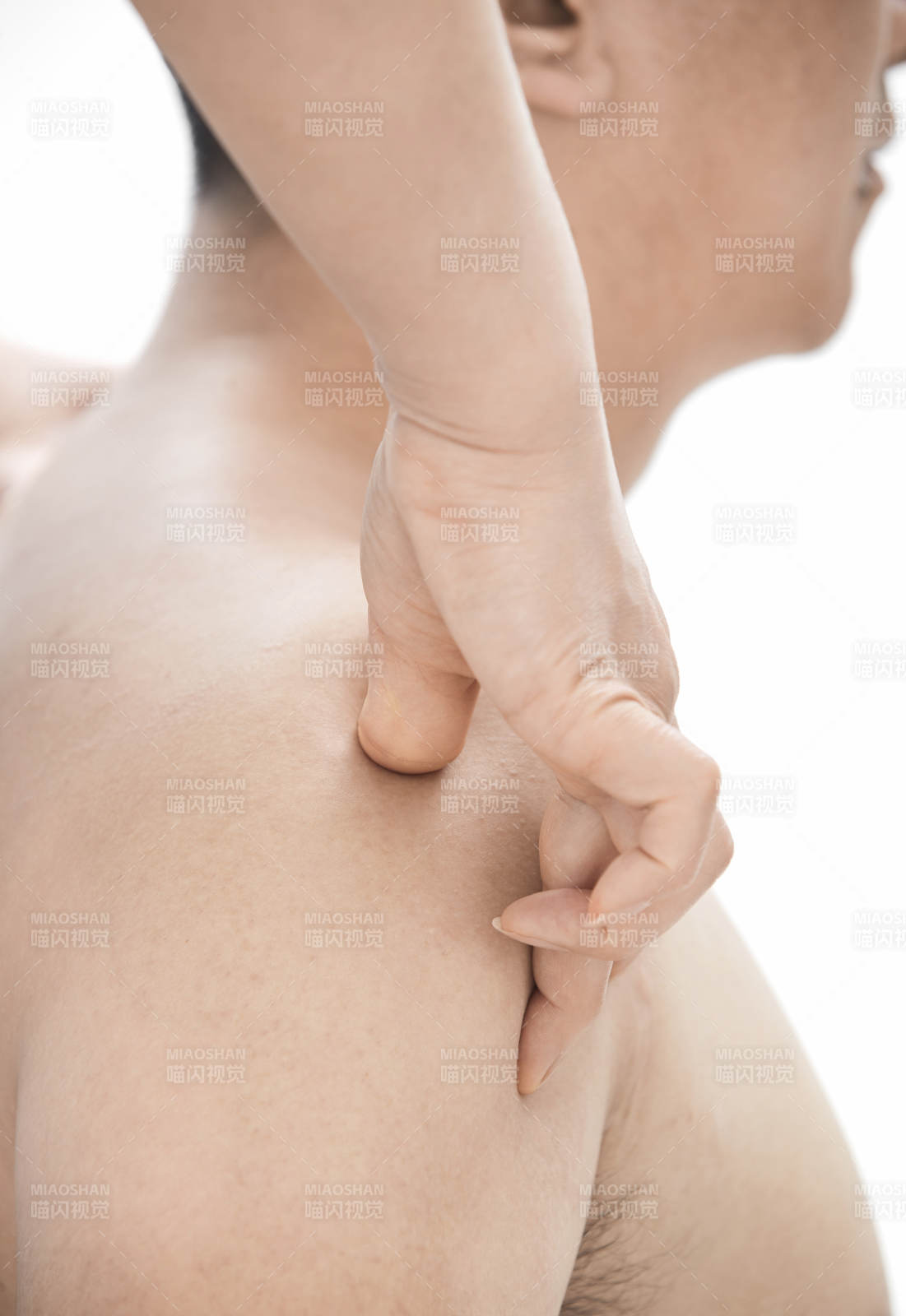 专业按摩师为男子进行肩部按摩图片