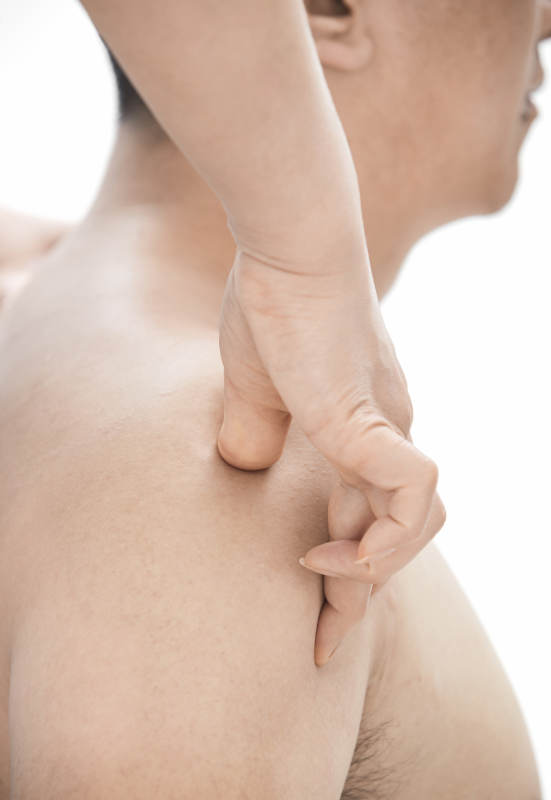 专业按摩师为男子进行肩部按摩图片