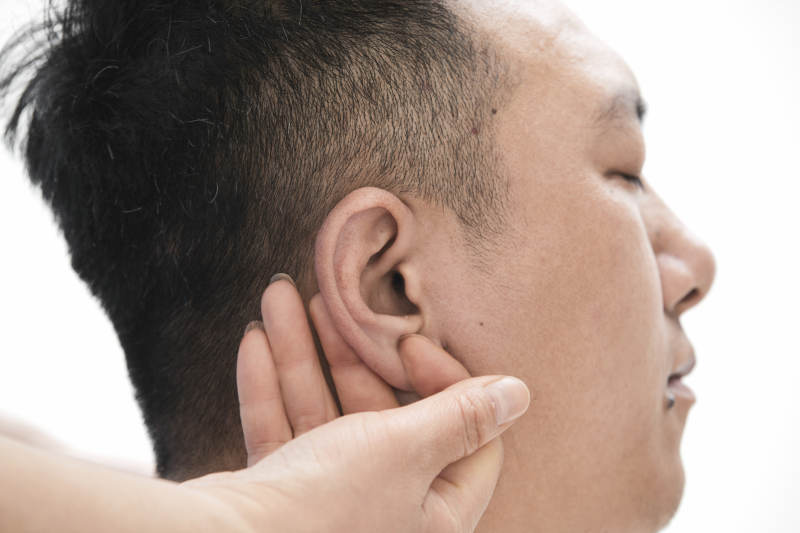 专业按摩师为男子进行头部按摩图片