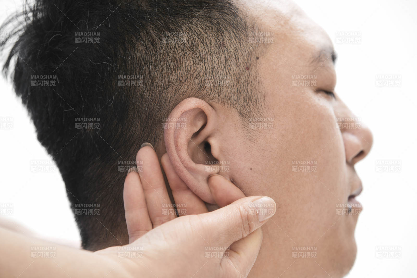 专业按摩师为男子进行头部按摩图片