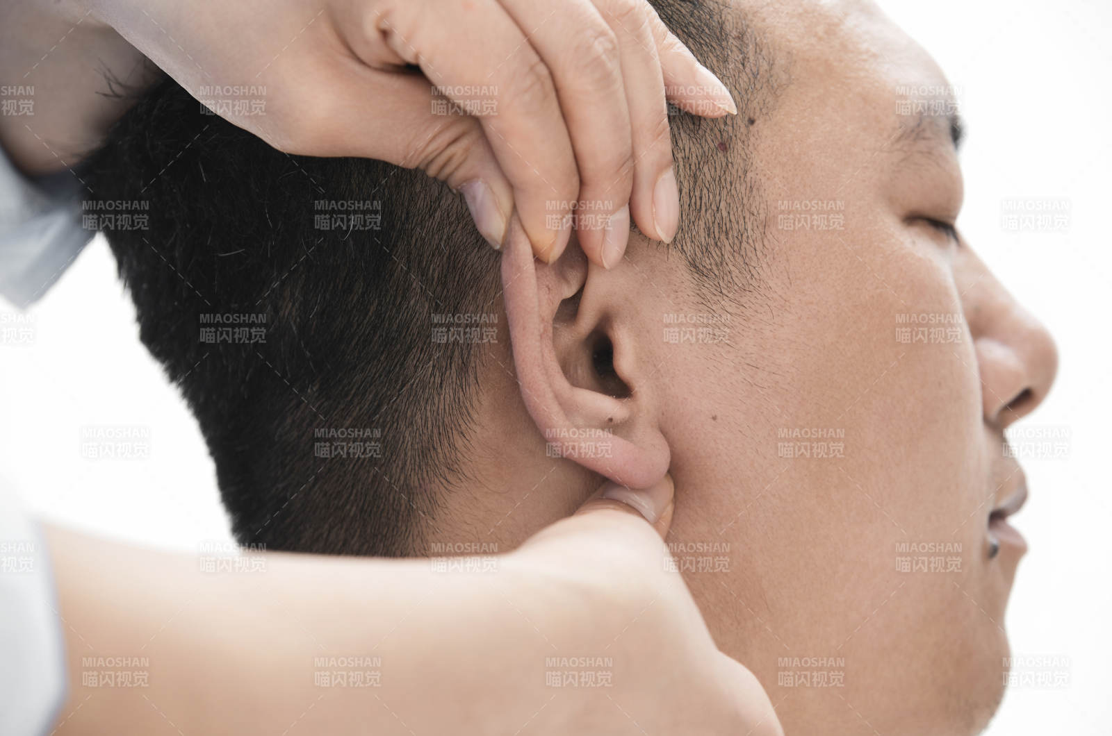 专业按摩师为男子进行头部按摩图片