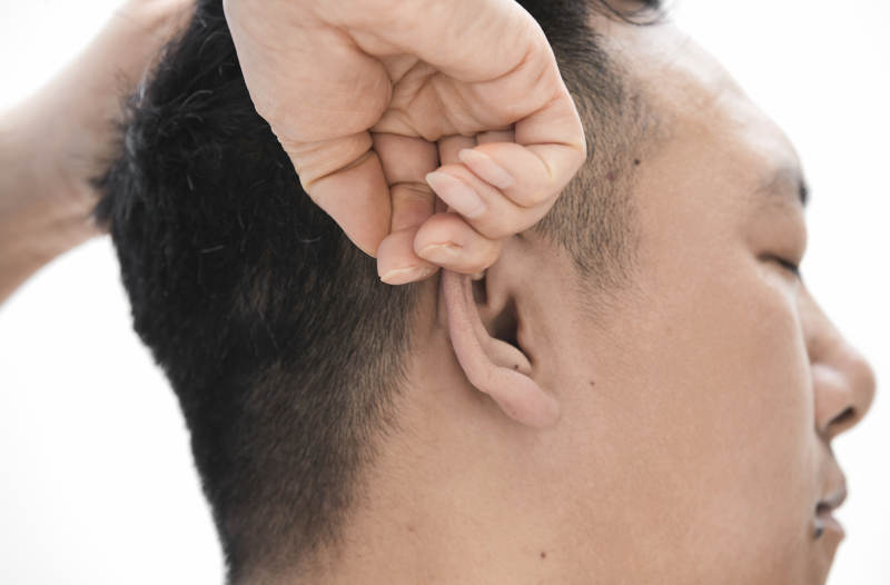 专业按摩师为男子进行头部按摩图片