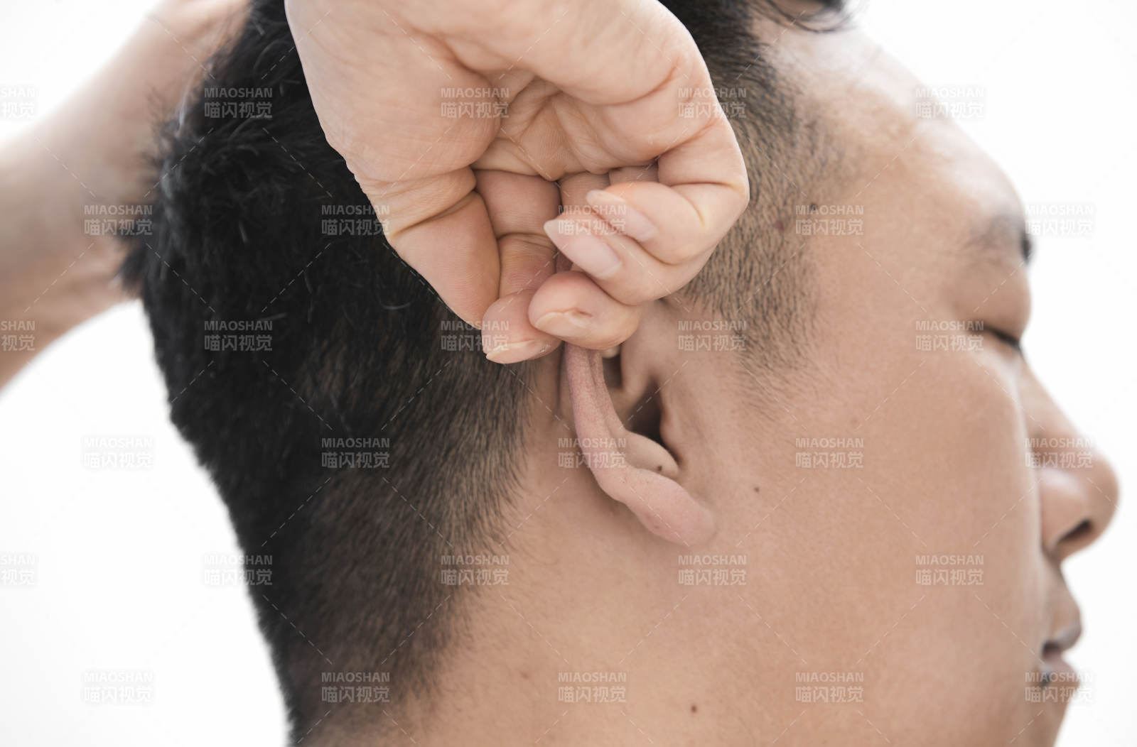 专业按摩师为男子进行头部按摩图片
