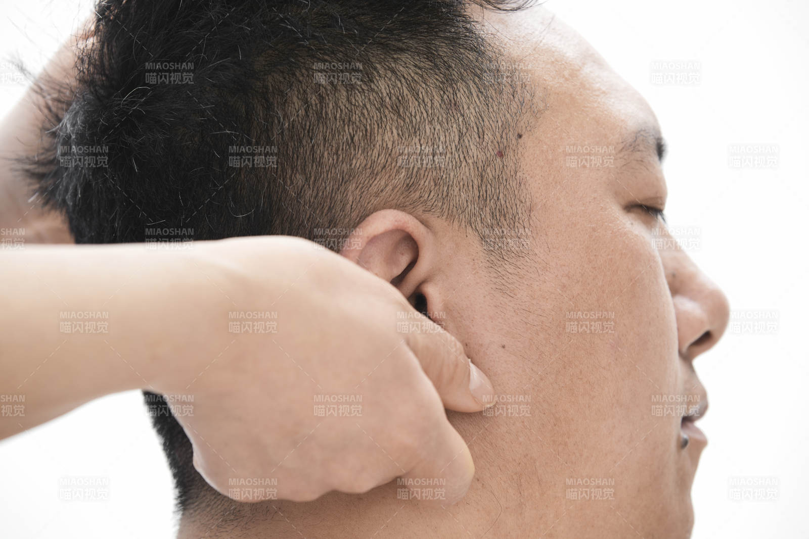 专业按摩师为男子进行头部按摩图片