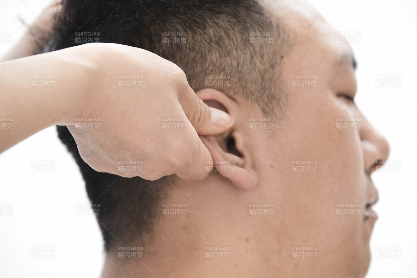 专业按摩师为男子进行头部按摩图片