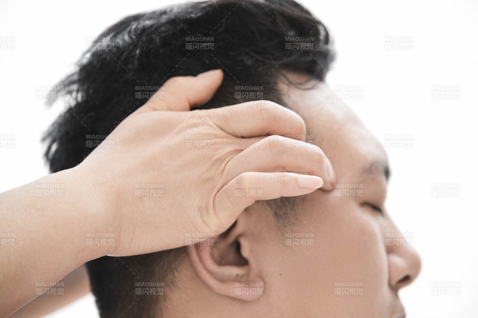 专业按摩师为男子进行头部按摩图片