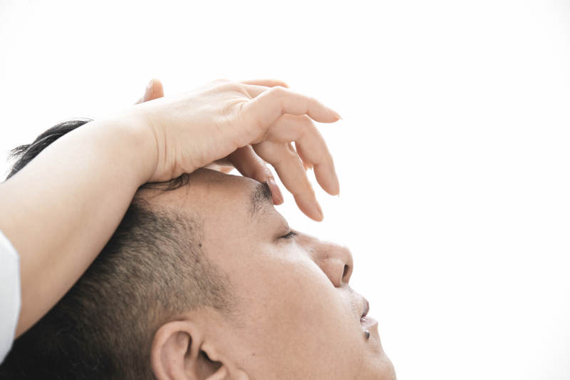 专业按摩师为男子进行头部按摩图片