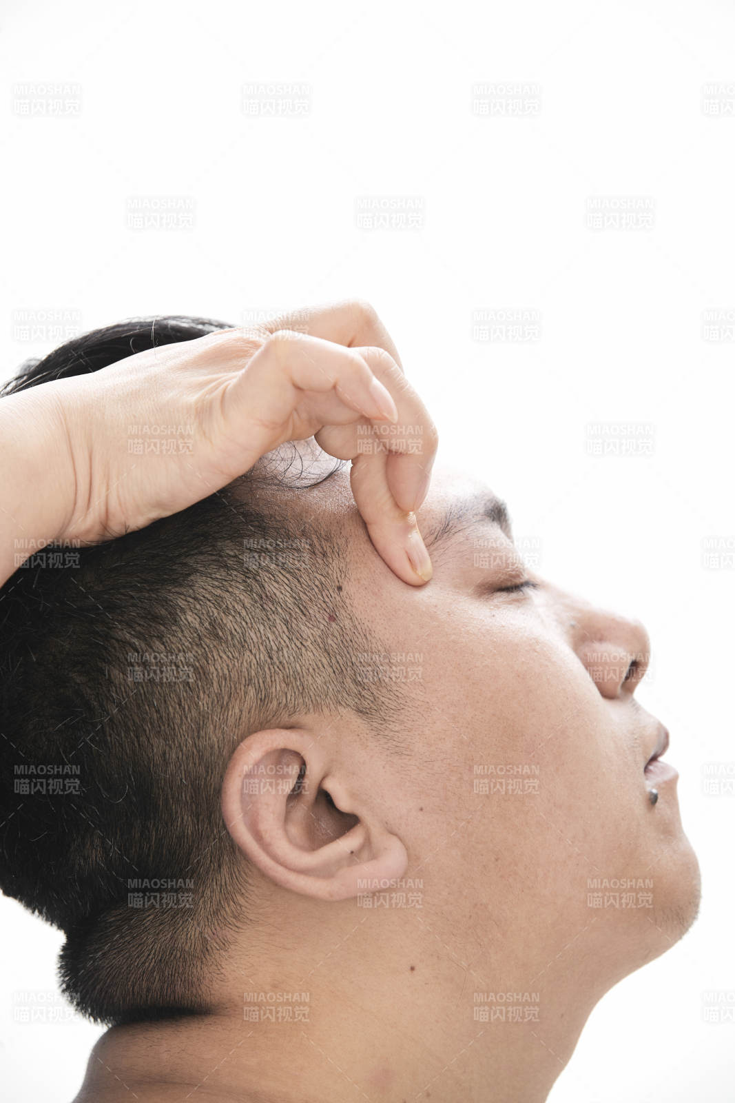 专业按摩师为男子进行头部按摩图片