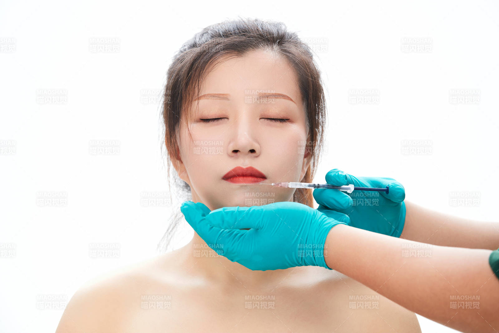 做面部注射整形的亚洲女士图片