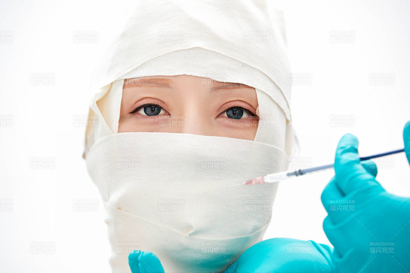 做面部注射整形的亚洲女士图片