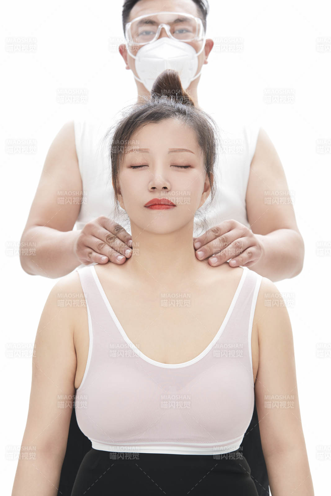 专业按摩师为女士进行理疗按摩图片