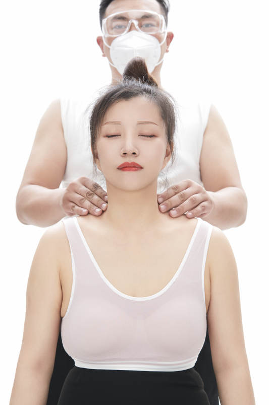 专业按摩师为女士进行理疗按摩图片