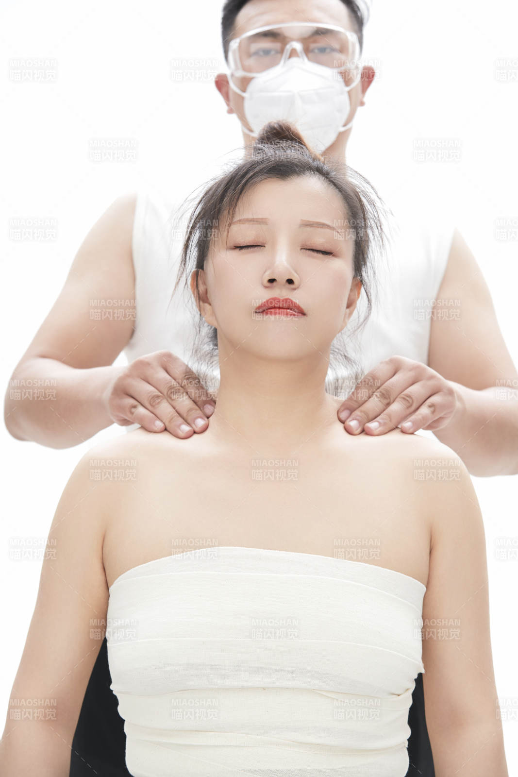 专业按摩师为女士进行理疗按摩图片