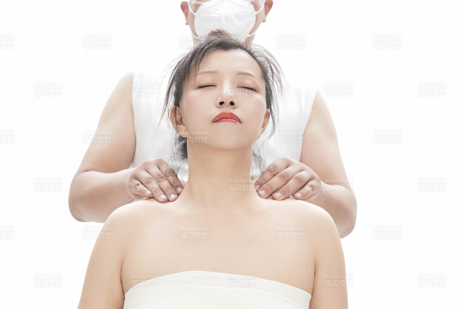 专业按摩师为女士进行理疗按摩图片