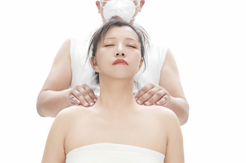 专业按摩师为女士进行理疗按摩图片