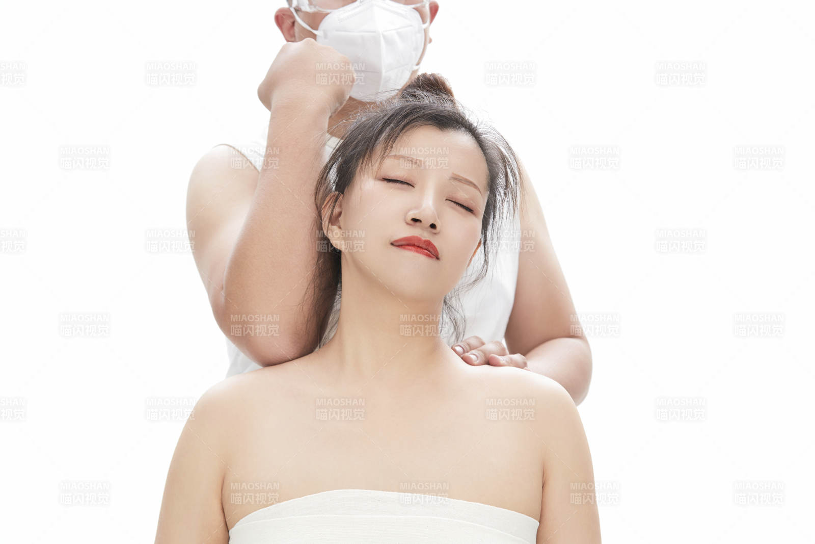 专业按摩师为女士进行理疗按摩图片