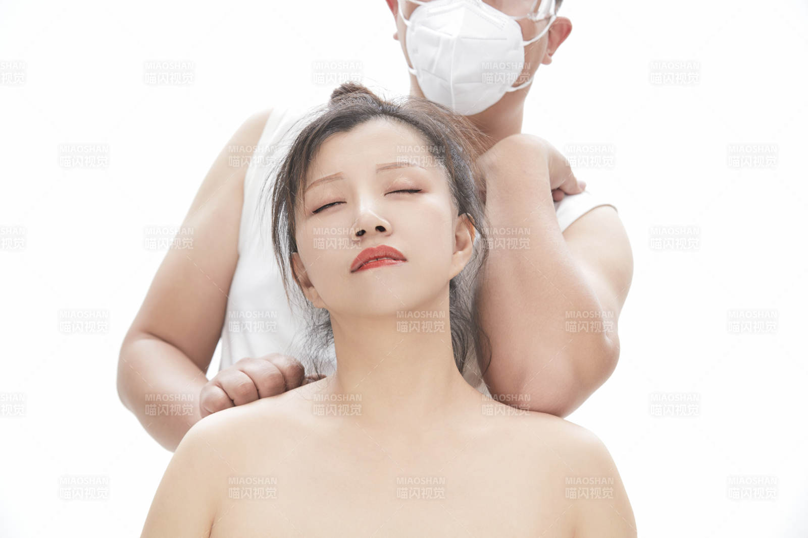 专业按摩师为女士进行理疗按摩图片