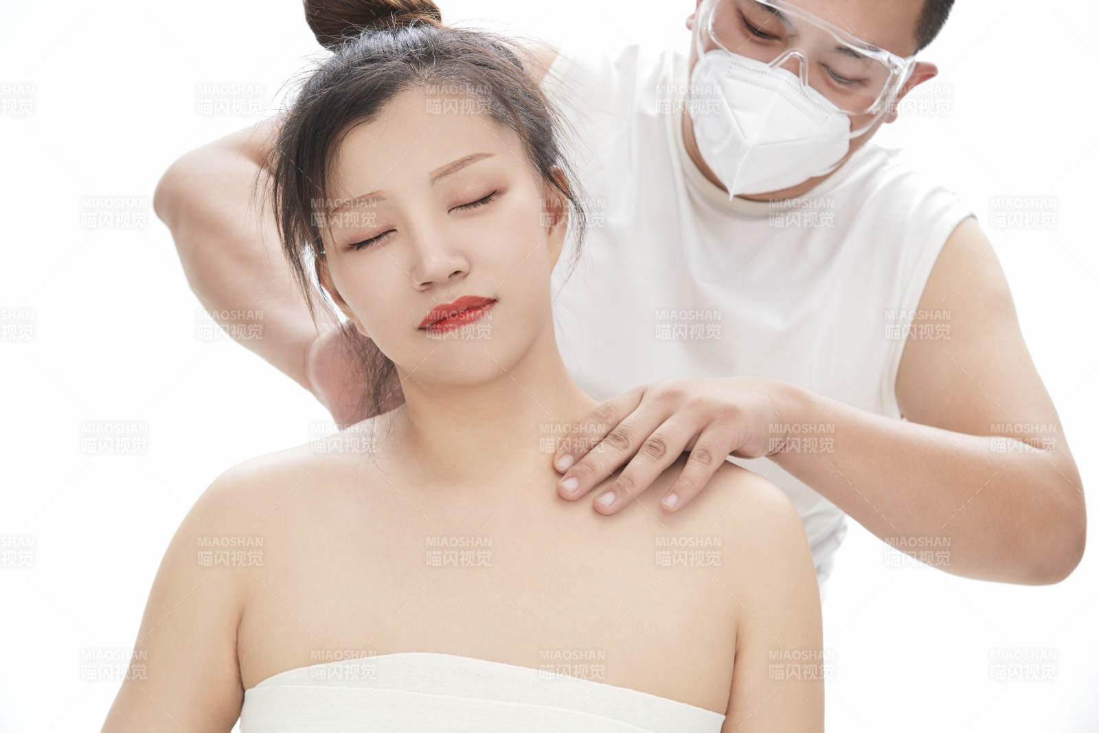 专业按摩师为女士进行理疗按摩图片