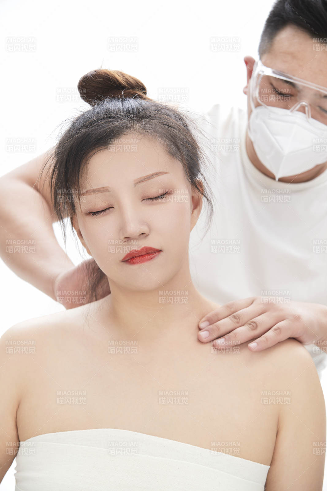 专业按摩师为女士进行理疗按摩图片