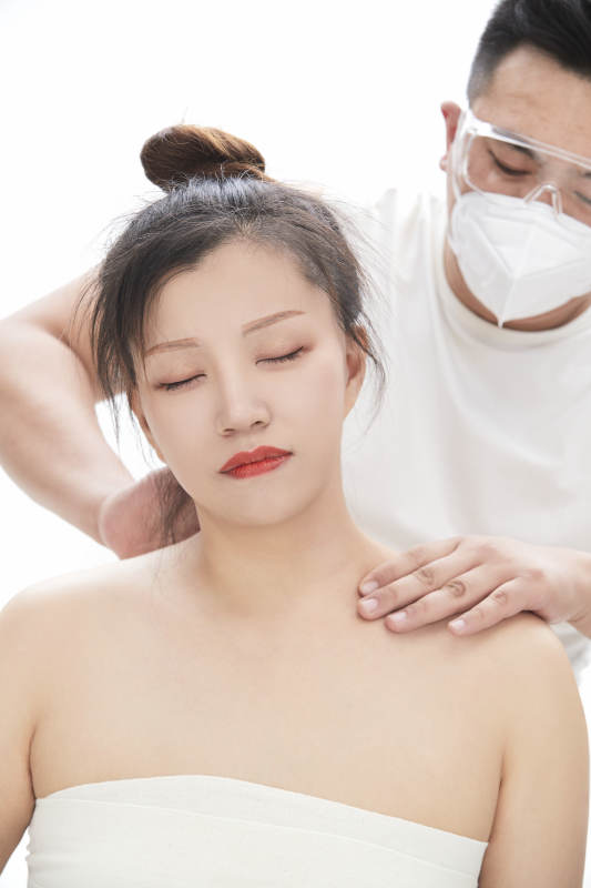 专业按摩师为女士进行理疗按摩图片