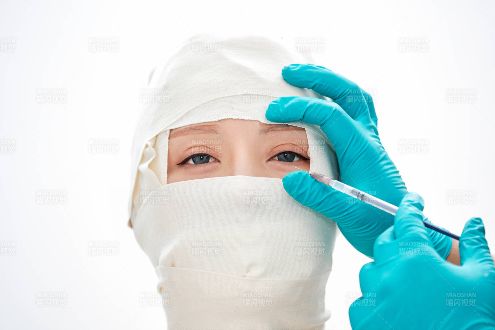 做面部注射整形的亚洲女士图片