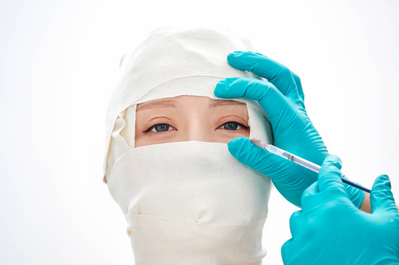 做面部注射整形的亚洲女士图片