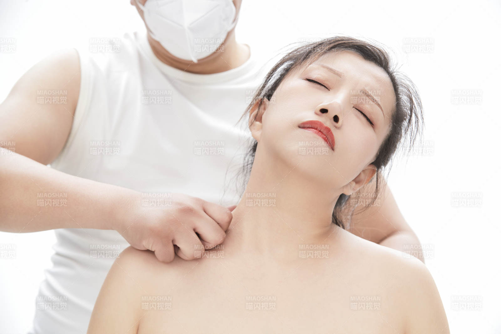 专业按摩师为女士进行理疗按摩图片