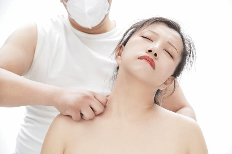 专业按摩师为女士进行理疗按摩图片