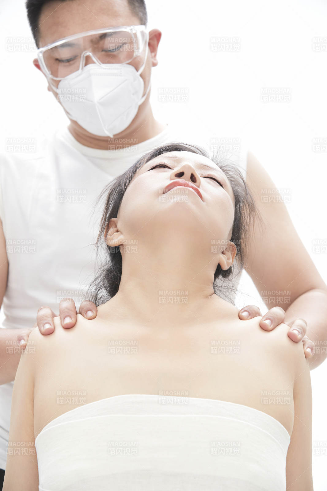 专业按摩师为女士进行理疗按摩图片