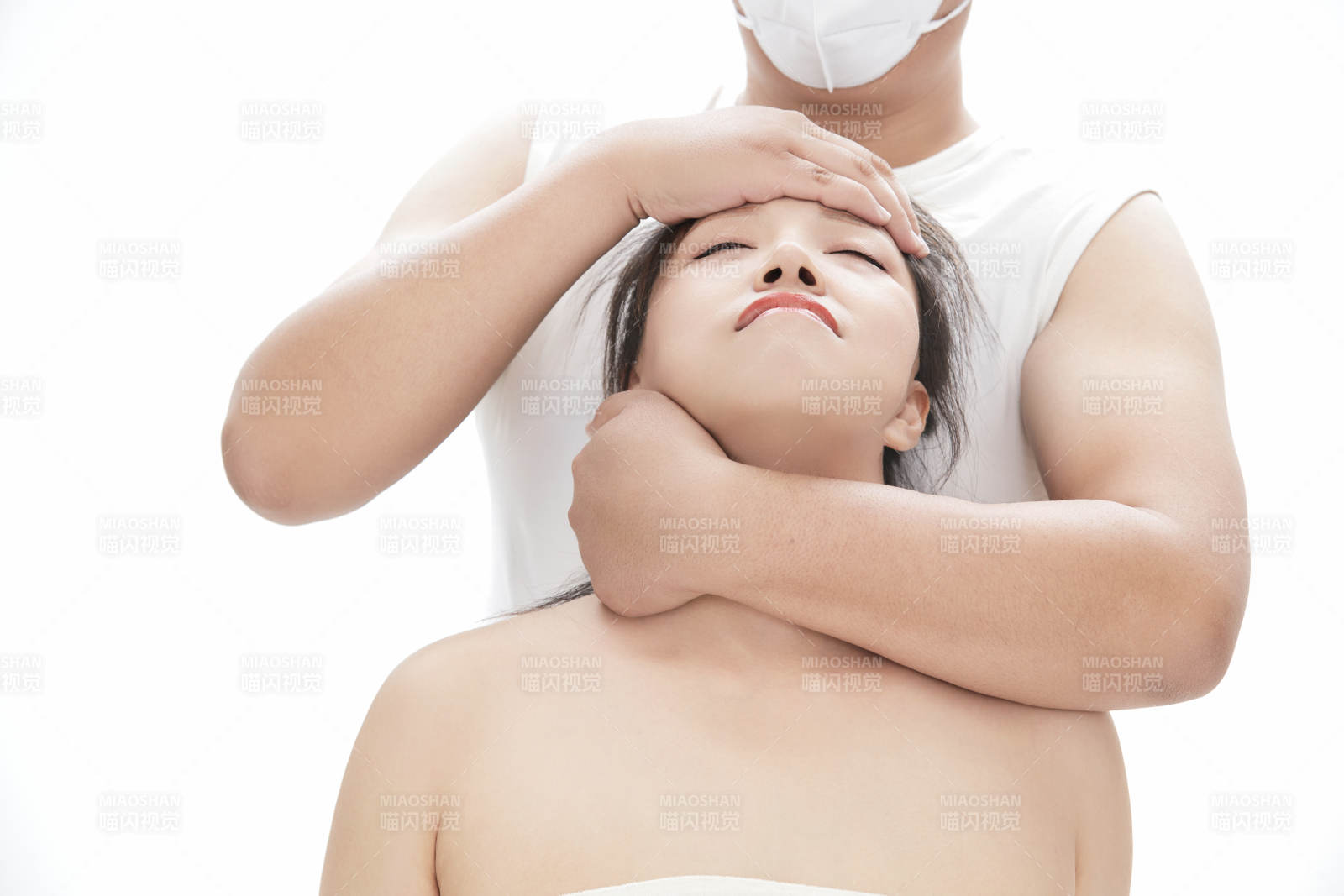 专业按摩师为女士进行理疗按摩图片