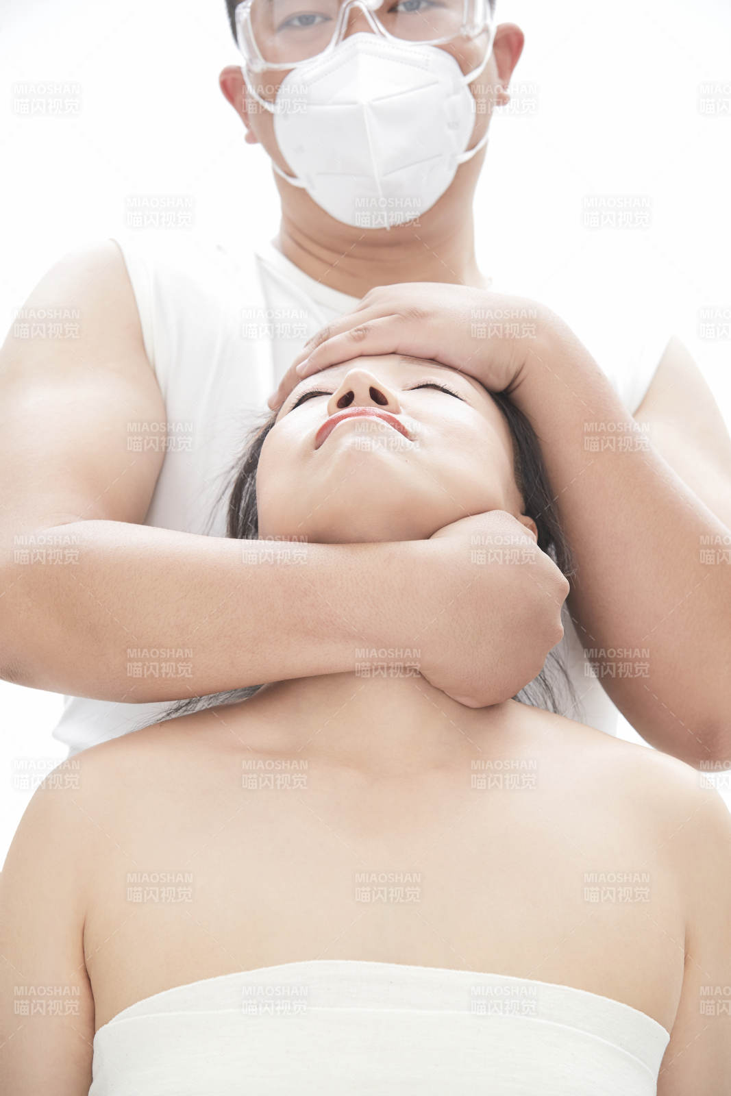 专业按摩师为女士进行理疗按摩图片