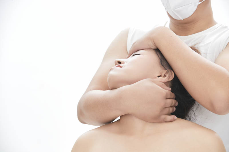 专业按摩师为女士进行理疗按摩图片