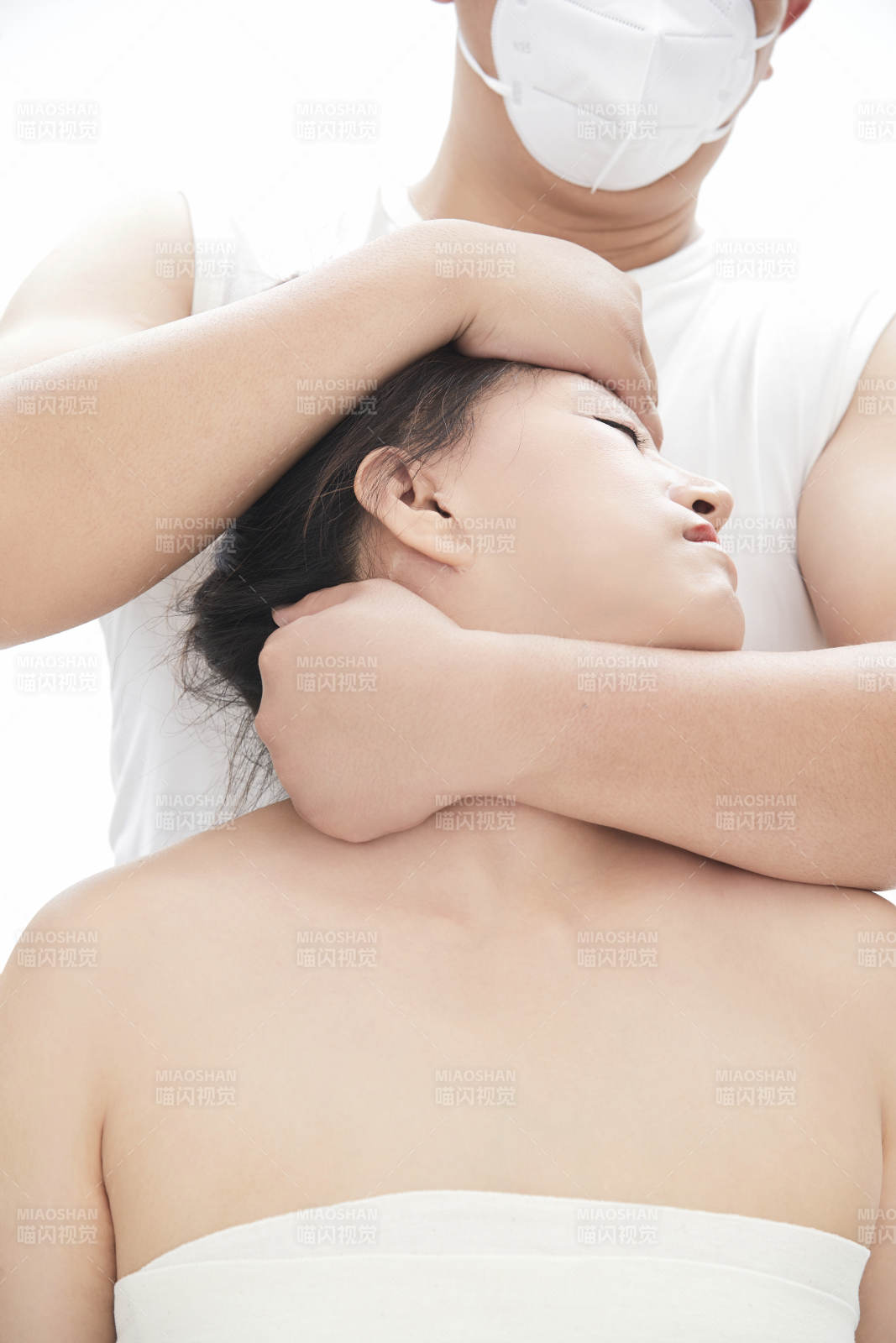 专业按摩师为女士进行理疗按摩图片