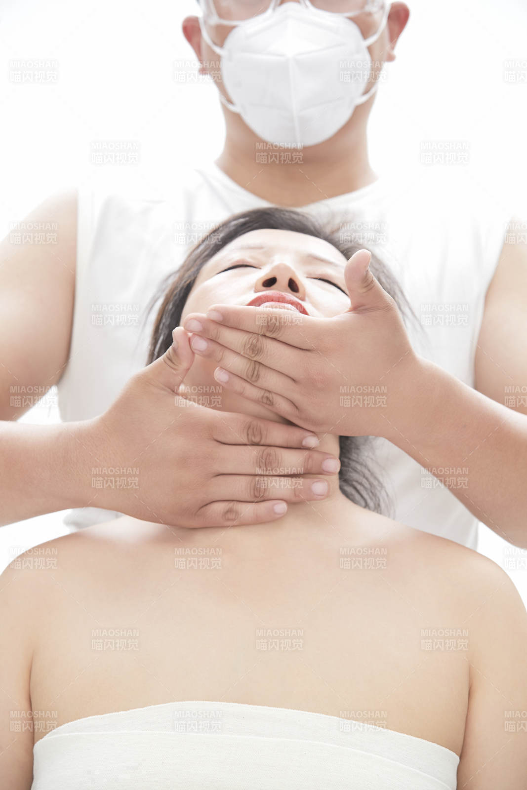 专业按摩师为女士进行理疗按摩图片