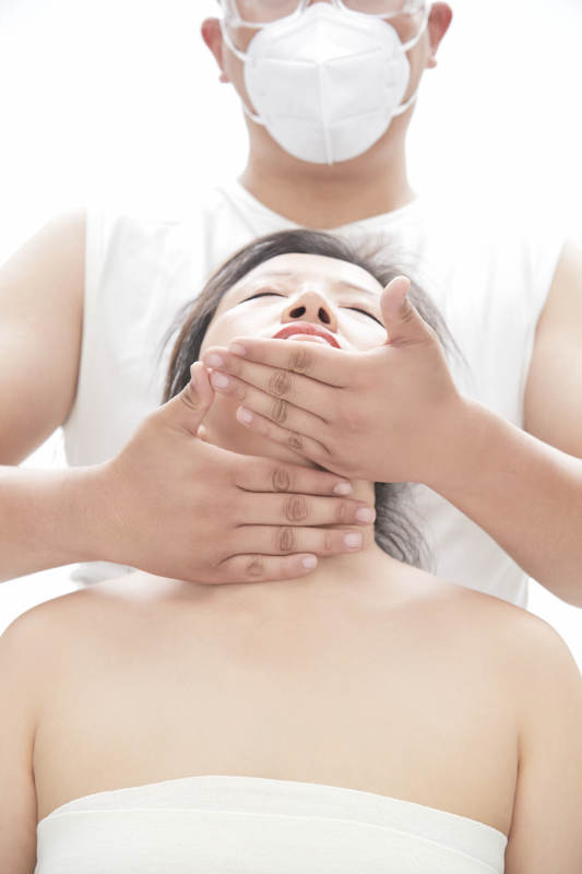 专业按摩师为女士进行理疗按摩图片