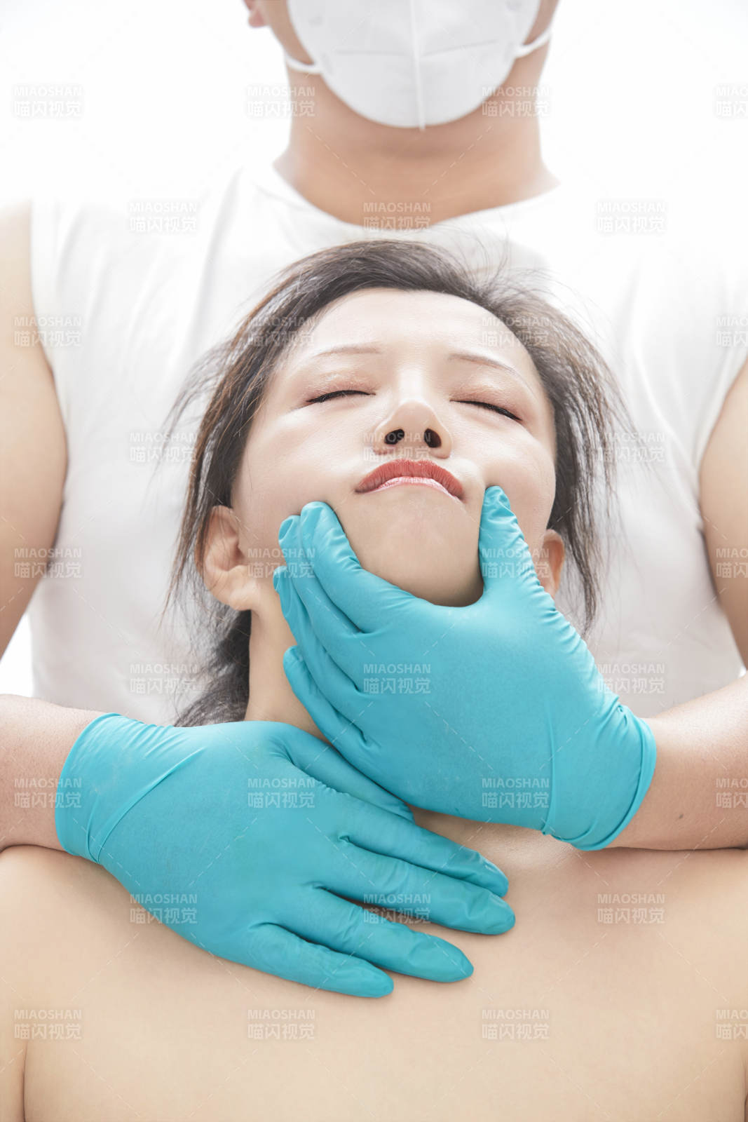 专业按摩师为女士进行理疗按摩图片