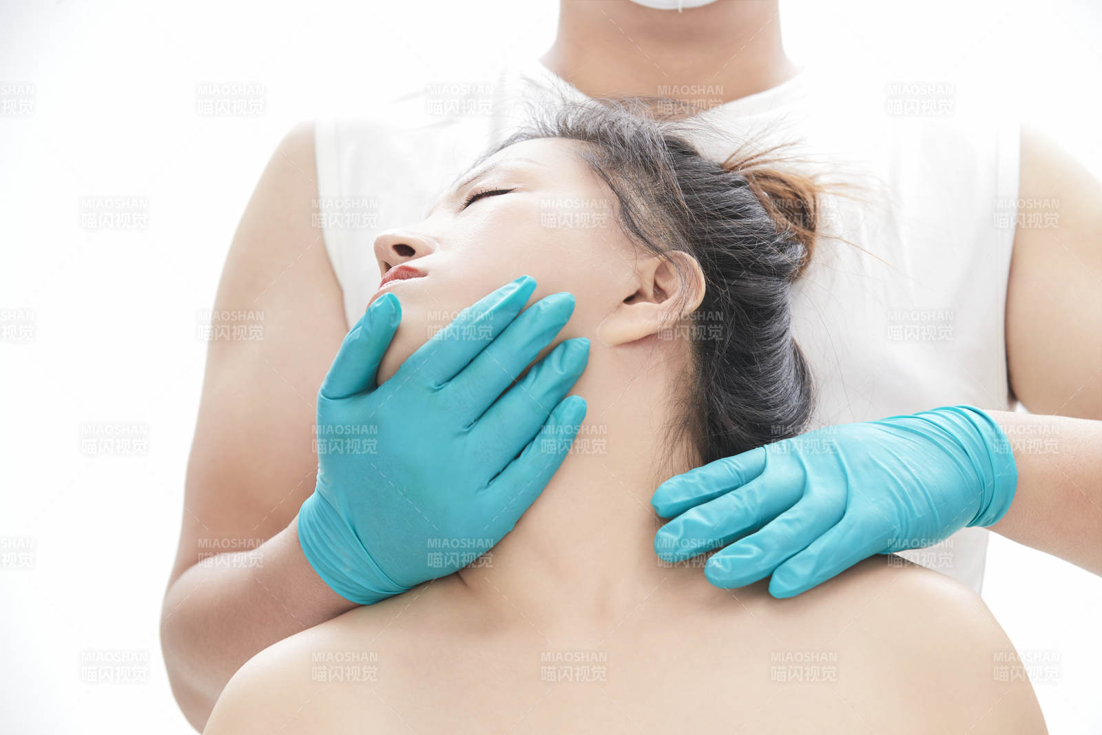 专业按摩师为女士进行理疗按摩图片