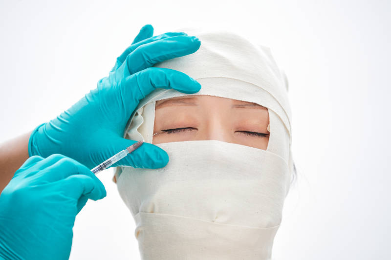 做面部注射整形的亚洲女士图片