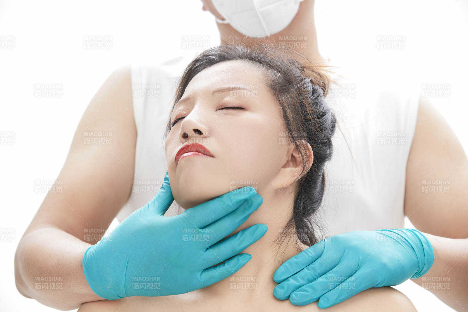 专业按摩师为女士进行理疗按摩图片