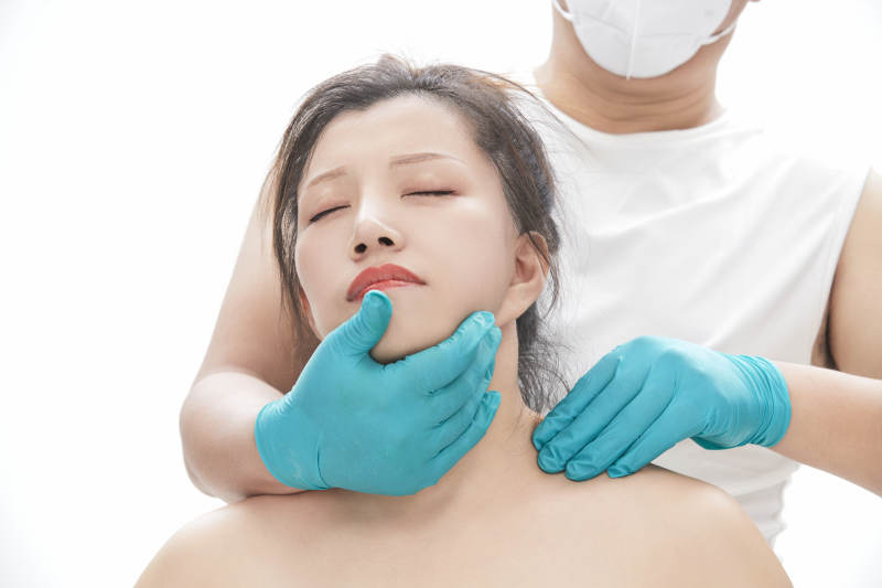 专业按摩师为女士进行理疗按摩图片