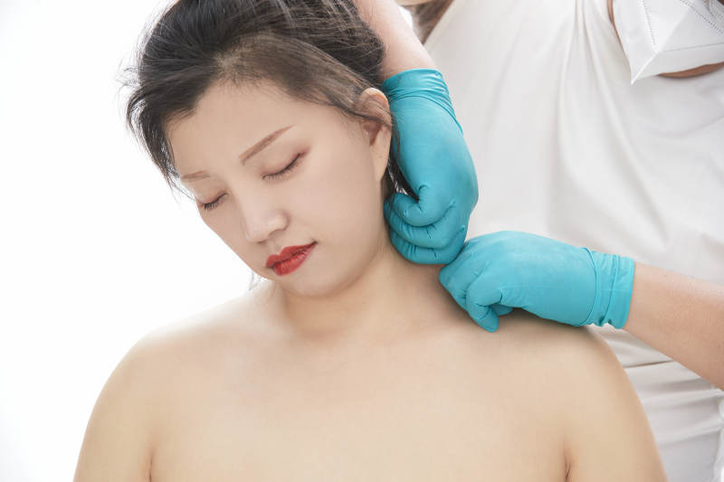 专业按摩师为女士进行理疗按摩图片