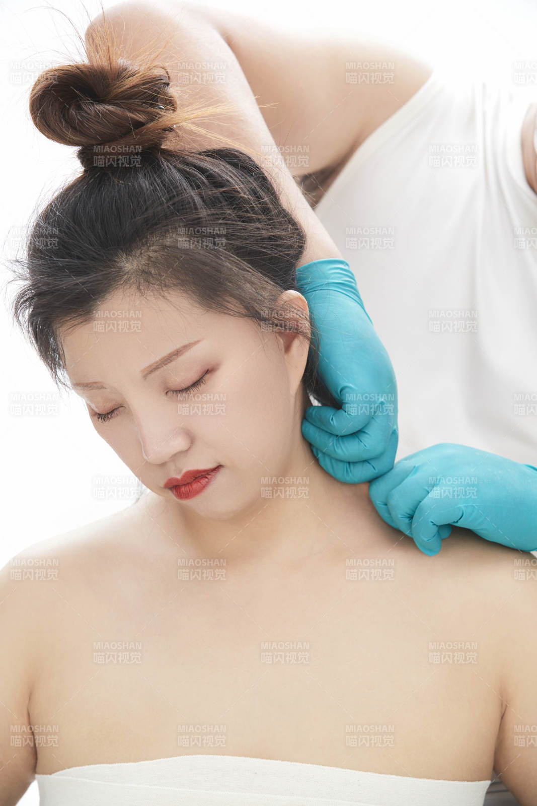 专业按摩师为女士进行理疗按摩图片