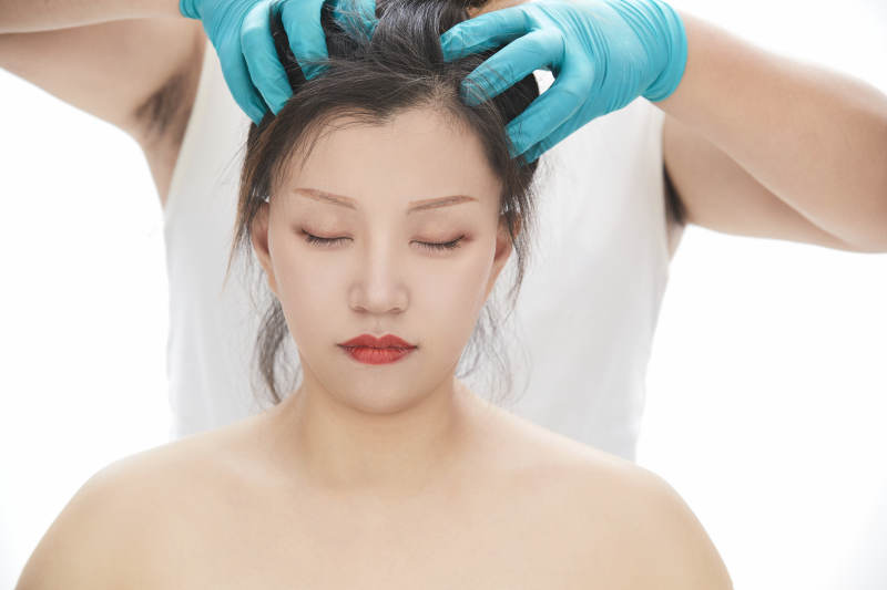 专业按摩师为女士进行理疗按摩图片