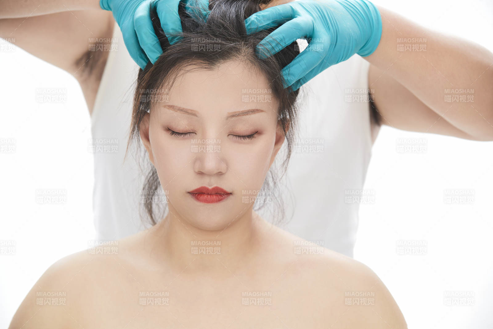 专业按摩师为女士进行理疗按摩图片